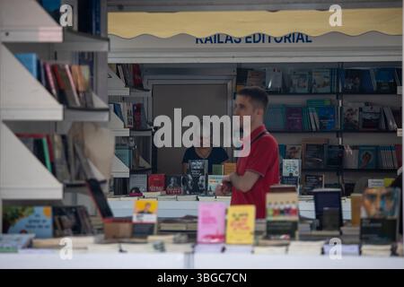 Madrid, Espagne. 04 juin 2025. Commerçants sur un stand à la Foire du livre de Madrid. Lors de la 84ème Foire du livre de Madrid, qui se tiendra du 30 mai au 15 juin dans le parc El Retiro à Madrid. Crédit : SOPA images Limited/Alamy Live News Banque D'Images