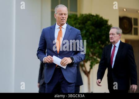 Washington, États-Unis. 04 juin 2025. Le leader de la majorité au Sénat John Thune, un républicain du Dakota du Sud, à gauche, et le sénateur Mike Crapo, un républicain de l'Idaho, quittent l'aile ouest de la Maison Blanche à Washington, DC, États-Unis, le mercredi 4 juin, 2025. le Sénat a entamé des délibérations sur le gigantesque « Big Beautiful Bill » du président Donald Trump qui a été adopté de justesse par la Chambre le 22 mai, plusieurs sénateurs républicains exprimant des inquiétudes quant à son coût ainsi qu'aux réductions des crédits d'impôt sur Medicaid et les énergies propres. Photo par Eric Lee/Pool/ABACAPRESS.COM crédit : Abaca Press/Alamy Live News Banque D'Images
