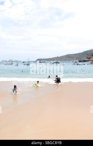 Acapulco, Guerrero, Mexique - 27 mai 2025 : les plages de Caleta et Caletilla dans le port d'Acapulco, Guerrero, Mexique sur Costera Miguel Aleman Banque D'Images