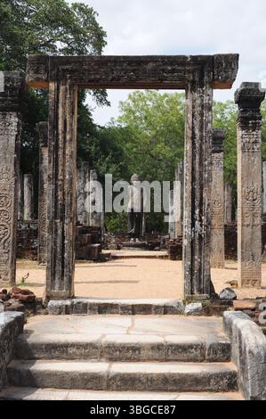 Ruines de l'ancienne ville avec palais royaux et complexe de temples bouddhistes de Polonnaruwa au Sri Lanka Banque D'Images