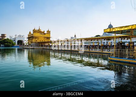 Le Temple d'Or, également connu sous le nom de Sri Harmandir Sahib, est un site religieux central pour les Sikhs et est environnant Banque D'Images