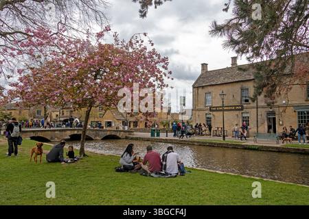 Bridge, River Windrush, Kingsbridge Inn, Bourton-on-the-Water, les Cotswolds, Gloucestershire, Angleterre, Grande-Bretagne Banque D'Images