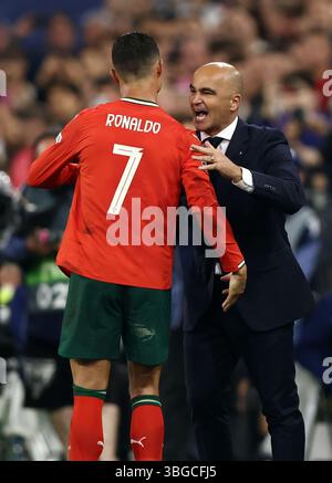 MUNICH, ALLEMAGNE - 04 JUIN : Roberto Martinez entraîneur-chef du Portugal avec Cristiano Ronaldo du Portugal lors du match de demi-finale de l'UEFA Nations League 2025 entre l'Allemagne et le Portugal au Munich Football Arena le 04 juin 2025 à Munich, Allemagne. © diebilderwelt / Alamy Stock Banque D'Images