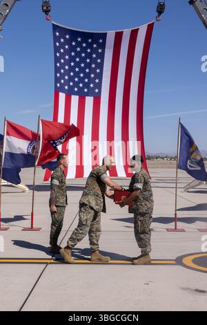 Christopher Francis et Sarah Arnold, tous deux avec MALS-13, prennent leur retraite sur la ligne de vol à la Marine corps Air Station Yuma, Arizona, le 22 mars 2025. Francis et Arnold se retirèrent ensemble lors de la même cérémonie. (Photo du corps des Marines des États-Unis par le caporal Christopher Castro) Banque D'Images