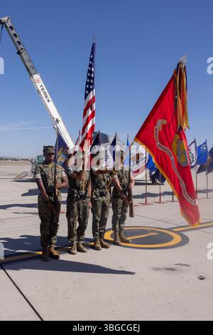 Christopher Francis et Sarah Arnold, tous deux avec MALS-13, prennent leur retraite sur la ligne de vol à la Marine corps Air Station Yuma, Arizona, le 22 mars 2025. Francis et Arnold se retirèrent ensemble lors de la même cérémonie. (Photo du corps des Marines des États-Unis par le caporal Christopher Castro) Banque D'Images