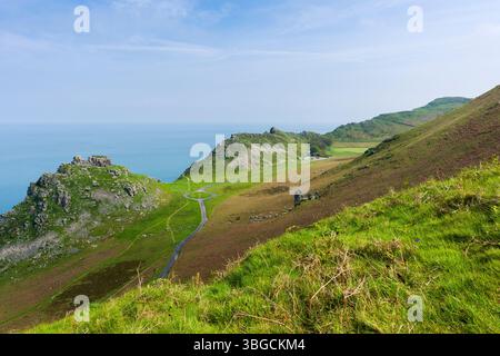 Valley of the Rocks et le canal de Bristol au-delà de Lynton dans le parc national Exmoor, Devon, Angleterre. Banque D'Images