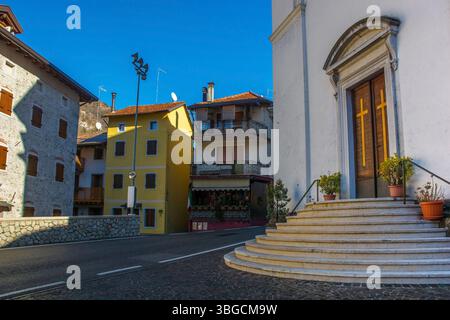 L'entrée principale de l'église paroissiale San Giovanni Battista à Barcis, Frioul-Vénétie Julienne, au nord-est de l'Italie. Dédié à Saint Jean Baptiste Banque D'Images