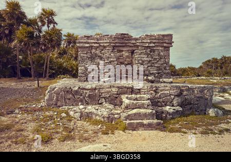 L'ancien temple des ruines mayas se dresse majestueusement au milieu d'une végétation tropicale luxuriante à tulum, au mexique, présentant une riche histoire et des merveilles architecturales Banque D'Images