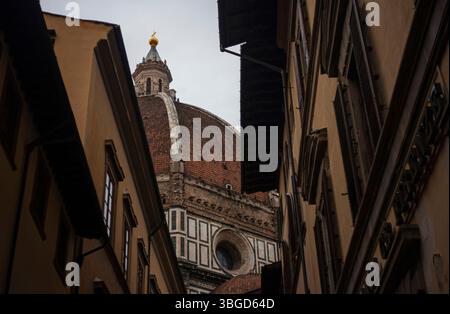 Florence, Italie 1er janvier 2025 : le dôme de Brunelleschi s'élève majestueusement au-dessus des bâtiments florentins traditionnels, mettant en valeur l'architecture italienne Banque D'Images