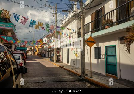 Isla Mujeres, Mexique 1er janvier 2025 : le picado coloré de papel accroché au-dessus d'une rue à isla mujeres, au mexique, ajoute une touche festive à la charmante ville Banque D'Images