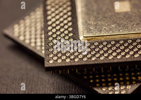 Milan, Italie 1er janvier 2025 : CPU montrant les broches de connexion et la puissance de traitement, posé sur les autres Banque D'Images