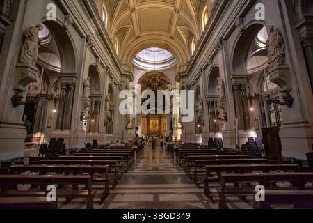 Palerme, Italie 1er janvier 2025 : vue intérieure de la cathédrale de palerme, mettant en valeur son architecture étonnante, statues, bancs et touristes Banque D'Images