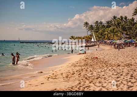 Bayahibe, République Dominicaine 1er janvier 2025 : touristes appréciant la plage et l'eau turquoise de dominicus à bayahibe, province de la romana, dominic Banque D'Images