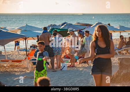 Bayahibe, République dominicaine 1er janvier 2025 : touristes se relaxant sur la plage au coucher du soleil à dominicus, république dominicaine Banque D'Images