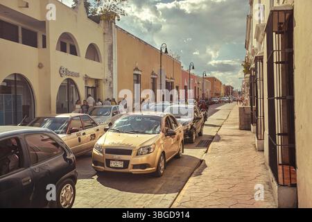 Valladolid, Mexique 1er janvier 2025 : taxis jaunes faisant la queue par une journée ensoleillée à valladolid, mexique, avec des bâtiments coloniaux colorés bordant le stre Banque D'Images