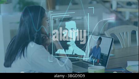 Image des graphiques et des photos de l'utilisateur sur la femme ayant l'appel d'image sur l'ordinateur portable Banque D'Images