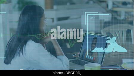 Image des graphiques et des photos de l'utilisateur sur la femme ayant l'appel d'image sur l'ordinateur portable Banque D'Images