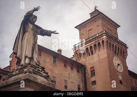 Ferrare, Italie 2 janvier 2025 : impressionnante statue de girolamo savonarola avec castello estense en arrière-plan, située à ferrare, emilie-romagne, i. Banque D'Images