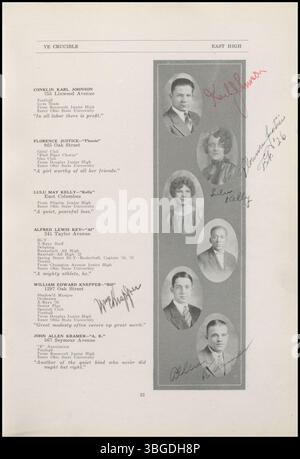 Cette page de l'annuaire 'Ye Crucible' 1926 met en lumière l'East High School de Columbus, Ohio. Situé sur E. Broad Street, East High a été construit en 1922 et rénové en 2008. L'annuaire saisit la vie étudiante et l'histoire de l'école. Banque D'Images