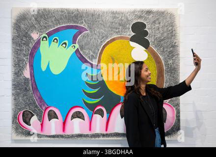 Elizabeth Xi Bauer Gallery, Deptford, Londres, Royaume-Uni. 5 juin 2025. L'exposition de Thiago Barbalho - chants - explore les intersections du langage visuel et de la technologie ancestrale, tissant ensemble l'histoire personnelle, la culture de masse, la pratique spirituelle et la recherche philosophique. Puisant dans une riche gamme d'influences, l'artiste brésilien transforme l'expérience en compositions visuelles complexes qui questionnent les frontières de l'écriture, de la communication et de l'échelle. Image : écriture manuscrite, 2025. Huile, acrylique, crayon de couleur, stylo à bille, marqueur permanent, graffiti et résine. Crédit : Malcolm Park/Alamy Li Banque D'Images