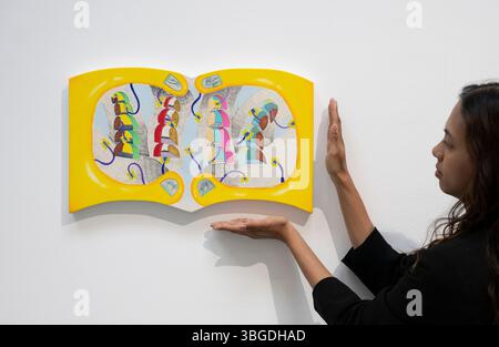 Elizabeth Xi Bauer Gallery, Deptford, Londres, Royaume-Uni. 5 juin 2025. L'exposition de Thiago Barbalho - chants - explore les intersections du langage visuel et de la technologie ancestrale, tissant ensemble l'histoire personnelle, la culture de masse, la pratique spirituelle et la recherche philosophique. Puisant dans une riche gamme d'influences, l'artiste brésilien transforme l'expérience en compositions visuelles complexes qui questionnent les frontières de l'écriture, de la communication et de l'échelle. Image : la boue la plus fertile, 2025. Crédit : Malcolm Park/Alamy Live News Banque D'Images