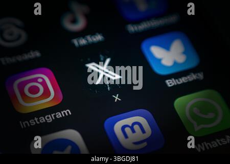 Antalya, Turquie - 5 juin 2025 : X icône Twitter App parmi les différentes icônes d'application sur l'écran du smartphone Banque D'Images