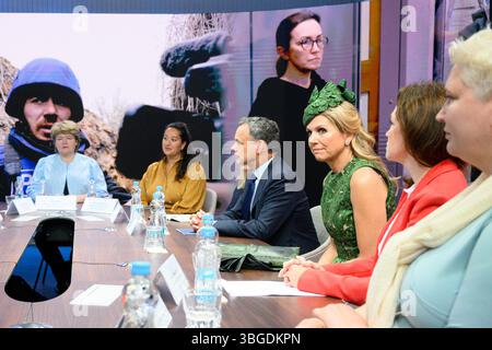 Prague, République tchèque. 05 juin 2025. La reine Maxima des pays-Bas, 3ème à droite, s’adresse au personnel de la station lors d’une visite au siège de Radio Free Europe/Radio Liberty (RFE/RL) lors de la visite d’État d’un couple royal néerlandais en République tchèque le 5 juin 2025, Prague, République tchèque. La reine Maxima des pays-Bas poursuit sa visite de deux jours en Tchéquie, le roi Willem-Alexander a écourté son séjour à cause des développements politiques aux pays-Bas. Crédit : Michal Kamaryt/CTK photo/Alamy Live News Banque D'Images
