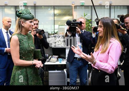 Prague, République tchèque. 05 juin 2025. La reine Maxima des pays-Bas, à gauche, parle au personnel de la station lors d'une visite au siège de Radio Free Europe/Radio Liberty (RFE/RL) lors de la visite d'État d'un couple royal néerlandais en République tchèque le 5 juin 2025, Prague, République tchèque. La reine Maxima des pays-Bas poursuit sa visite de deux jours en Tchéquie, le roi Willem-Alexander a écourté son séjour à cause des développements politiques aux pays-Bas. Crédit : Michal Kamaryt/CTK photo/Alamy Live News Banque D'Images