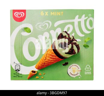 Murs menthe et cornetto aromatisé au chocolat dans un paquet contenant six cônes de galette de crème glacée de 360 g. Banque D'Images