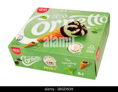 Murs menthe et cornetto aromatisé au chocolat dans un paquet contenant six cônes de galette de crème glacée de 360 g. Banque D'Images