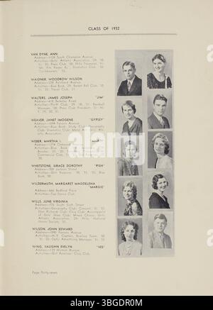 L'annuaire de 1932, intitulé 'Senior Memory Book', documente South High School, une école publique de Columbus, Ohio, située au 1160 Ann Street. Il met en lumière l'histoire de l'école, y compris ses quatre emplacements de bâtiments. De 1895 à 1897, l'école a partagé l'espace avec Ohio Avenue Elementary. L'école a déménagé dans un bâtiment dédié en 1900 au 345 Deshler Avenue, qui est devenu plus tard Barrett Junior High School. En 1924, le bâtiment actuel a ouvert, nommé en l'honneur de C.S. Barrett, le premier principal. L'école a fermé et rouvert plusieurs fois en raison de rénovations, avec la réouverture du bâtiment de la rue Ann en 20 Banque D'Images