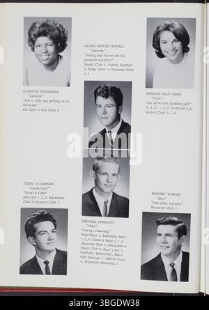L'annuaire 1964 'Photogene' de Marion Franklin High School met en lumière les premières années de l'école au 1265 Koebel Road à Columbus, Ohio. Fondée en 1953, l'école servait à l'origine de la 7e à la 12e année. L’inauguration de l’école a eu lieu le 20 novembre 1953. Cette page de l’annuaire continue de documenter la vie étudiante et la présence croissante de l’école dans la communauté. Banque D'Images