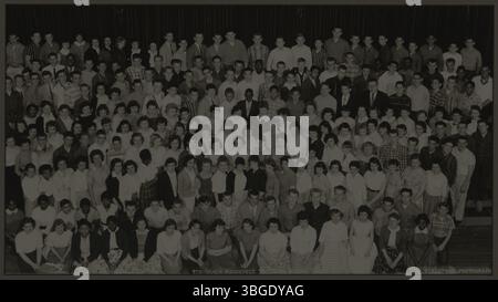 Cette photographie montre la classe diplômée de la Roosevelt Junior High School en 1958. Situé sur Studer Avenue, Roosevelt était à l'origine Studer Avenue Elementary avant de devenir Roosevelt Intermediate en 1919. Le bâtiment, conçu par D. Riebel & sons, a été démoli en 1987. L'école a été nommée d'après Theodore Roosevelt, le 26e président des États-Unis, après sa mort en 1919. Banque D'Images