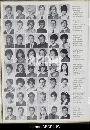 L'annuaire Diabolis 1969 de Marion Franklin High School documente l'histoire de l'école. Situé au 1265 Koebel Road, Columbus, Ohio, il a ouvert ses portes en 1953. L'école a servi à l'origine les années 7-12 et a été inaugurée le 20 novembre 1953, dans le cadre du Marion Township School District. Banque D'Images