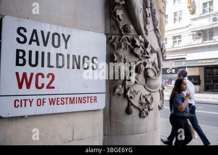 Panneau de rue pour Savoy Buildings le 2 juin 2025 à Londres, Royaume-Uni. Banque D'Images