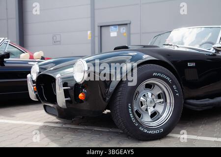 Vilnius, Lituanie - 31-05-2025 - aristocratique Shelby Cobra Black Roadster au salon de l'auto Banque D'Images