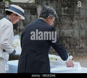 Naha, Japon. 05 juin 2025. L'empereur japonais Naruhito, l'impératrice Masako offre des fleurs à la tour Kozakura (Kozakura no Tou, monument des victimes du cargo Tsushima Maru) à Naha, préfecture d'Okinawa, Japon, le jeudi 5 juin 2025. Le Tsushima Maru est un cargo japonais coulé par le sous-marin USS Bowfin pendant la seconde Guerre mondiale, alors qu'il transportait des centaines d'écoliers d'Okinawa à Nagasaki le 22 août 1944. Photo de Keizo Mori/UPI crédit : UPI/Alamy Live News Banque D'Images