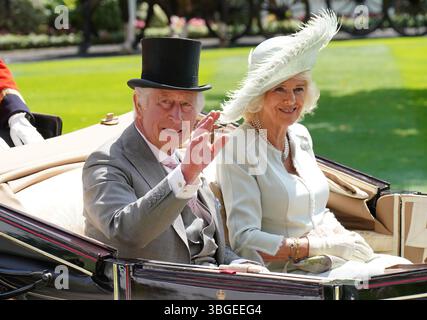 Photo du dossier datée du 22/06/23 du roi Charles III et de la reine Camilla arrivant à Ascot. La King's Foundation a annoncé un partenariat avec Royal Ascot pour nourrir la prochaine génération de fabricants de chapeaux. En prévision de la célèbre rencontre de ce mois-ci, connue autant pour ses présentations colorées et créatives de coiffures que pour les courses de chevaux, Ascot a introduit une bourse annuelle de 10 000 £ pour soutenir un étudiant diplômé de la King's Foundation et Chanel en menuiserie. Date d'émission : jeudi 5 juin 2025. Banque D'Images