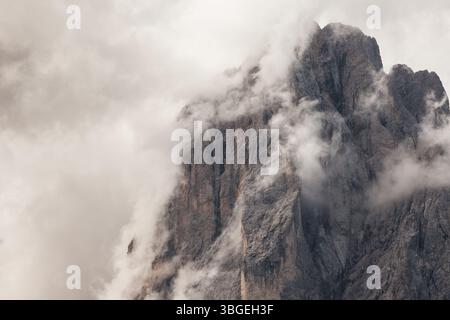 Le côté nord de Sasso Lungo parmi les nuages de la région de Val Gardena Banque D'Images
