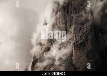 Le côté nord de Sasso Lungo parmi les nuages de la région de Val Gardena Banque D'Images