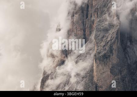 Le côté nord de Sasso Lungo parmi les nuages de la région de Val Gardena Banque D'Images