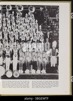 Cette page de l'annuaire 1973 de l'école secondaire West High School, The Occident, met en lumière les débuts de l'histoire et les développements importants de l'école. Fondée en 1908, l'école a grandi à plus de 450 élèves en 1916. Le bâtiment de 1929, conçu par Howard Dwight Smith, a remplacé l'ancienne structure, qui est devenue Starling Junior High. West High continue de fonctionner en 2018, tandis que Starling Junior High ferme en 2012. Banque D'Images