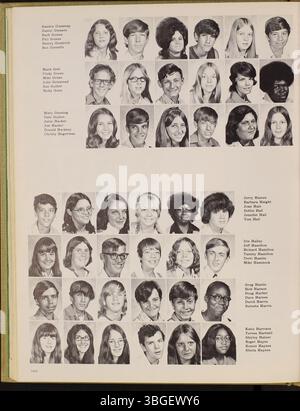 Cette page de l'annuaire 1973 de l'école secondaire West High School, 'The Occident', met en lumière la longue histoire de l'école. West High a ouvert ses portes en 1908 et a subi une importante transition de construction en 1929 avec la construction d'un nouveau bâtiment conçu par l'architecte Howard Dwight Smith de l'Ohio. C'était une institution de premier plan jusqu'à la fermeture du Starling Junior High en 2012, le second West High continuant ses activités en 2018. Banque D'Images