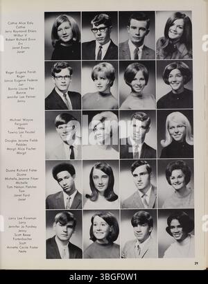 Cette page de l'annuaire 1970 de l'école secondaire West High School présente des images et des informations sur l'histoire de l'école et les événements importants. West High a ouvert en 1908 au 120 South Central Avenue, et le principal en 1916 était Mr. Otto H. Magly. En 1929, un nouveau bâtiment conçu par Howard Dwight Smith est achevé. L'annuaire préserve des moments de la vie étudiante, du personnel et des événements scolaires au fil des ans. Banque D'Images