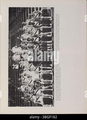 L'annuaire de l'école secondaire West de 1970, The Occident, raconte la longue histoire de l'école, de son ouverture en 1908 à South Central Avenue à son déménagement sur le campus de South Powell Avenue en 1929. Le bâtiment a été conçu par l'architecte de l'Ohio Howard Dwight Smith et a servi de principal établissement d'enseignement jusqu'à ce que Starling Junior High remplace l'ancien bâtiment de l'école en 1929. Banque D'Images