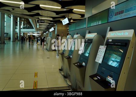 Bornes d'enregistrement libre-service à l'aéroport domestique de Gimpo, Séoul, Corée du Sud Banque D'Images