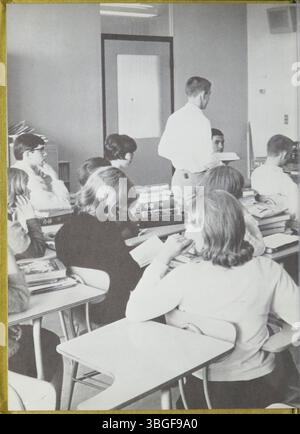 L'annuaire 'Reynolian' de 1965 relate le développement historique du lycée de Reynoldsburg, à commencer par l'école de cabane en rondins de 1819 dans le canton de Truro. L'école a évolué pour devenir un bâtiment de deux étages en briques en 1858, suivi par la création de l'Académie de l'Union de Reynoldsburg en 1868. La première promotion de l'académie remonte à 1871. En 1925, le bâtiment a été rénové avec un ajout au troisième étage. Le premier 'Reynolian' a été publié en 1943. Banque D'Images