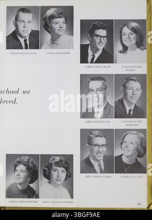 Cette page de l'annuaire Reynolian 1965 met en lumière l'histoire des premières écoles de Reynoldsburg. Une cabane en rondins a été la première école construite en 1819 dans le canton de Truro. La première école permanente, un bâtiment en briques de deux étages, a été achevée en 1858. La Reynoldsburg Union Academy a été formée en 1868 et a obtenu son diplôme de première promotion en 1871. Le bâtiment a été rénové en 1925 avec un troisième étage ajouté. Reynolian a commencé en 1943. Banque D'Images