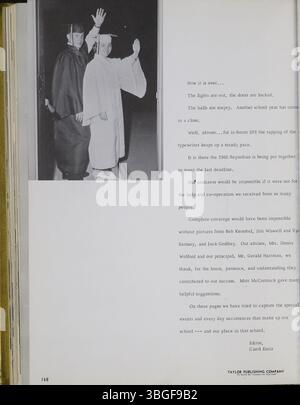 L'annuaire de 1965 de l'école secondaire de Reynoldsburg, intitulé Reynolian, comprend une histoire du développement de l'école, d'une cabane en rondins en 1819 à un bâtiment en briques de deux étages achevé en 1858. La Reynoldsburg Union Academy, créée en 1868, est diplômée de sa première promotion en 1871. Le bâtiment a été rénové en 1925 et un troisième étage a été ajouté. L'école fonctionne maintenant à partir de deux campus en 2018. Banque D'Images