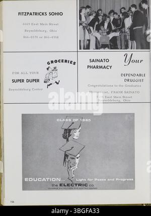 Cette page de l'annuaire 1965 de l'école secondaire de Reynoldsburg présente l'histoire de l'école, à partir d'une cabane en rondins en 1819 jusqu'à la création de l'Académie de l'Union de Reynoldsburg en 1868. La première promotion de l'Académie de six étudiants a eu lieu en 1871. Le bâtiment a été rénové en 1925 avec un troisième étage ajouté. L'annuaire Reynolian, publié pour la première fois en 1943, détaille l'évolution de l'école dans ses campus actuels. Banque D'Images